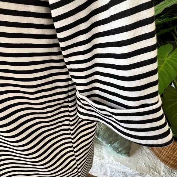 3/$25 💋 Gloria Vanderbilt Black and White Striped Top Size M - Picture 4 of 7